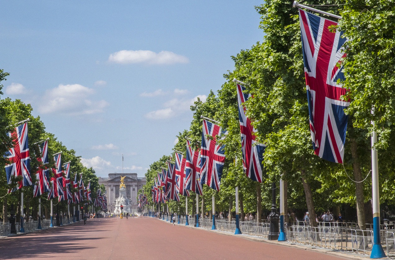 A The Mall sugárút Union Jack zászlókkal a Buckingham Palace felé