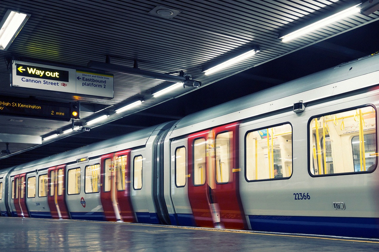 A London Underground szerelvénye a peronon